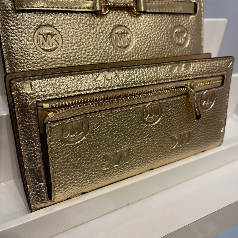 MICHAEL KORS Carson Lg Metallic Logo Debossed Snap Bifold Wallet
Pale Gold
NWT - Picture 16 of 16